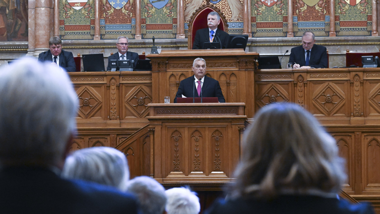 Orbán Viktor miniszterelnök napirend előtt szólal fel az Országgyűlés plenáris ülésén 2024. szeptember 30-án. Mögötte Kövér László, az Országgyűlés elnöke.