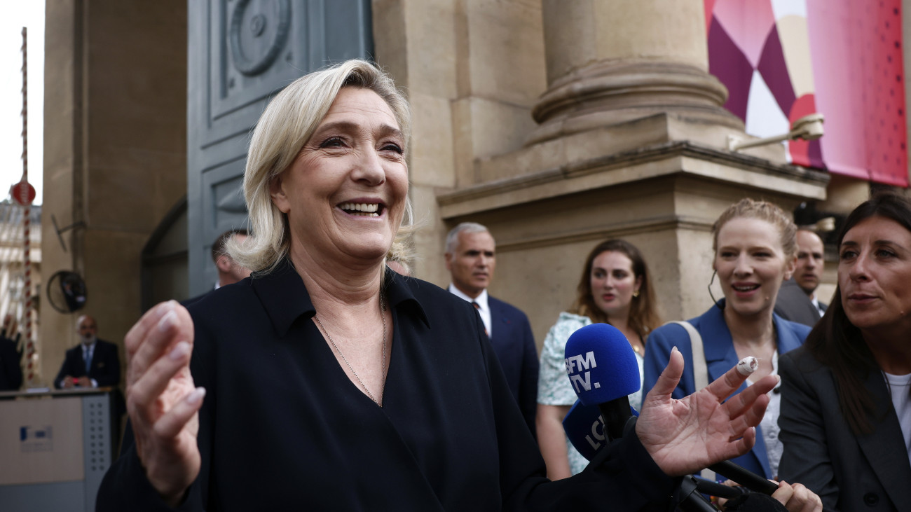 Marine Le Pen, az ellenzéki jobboldali Nemzeti Tömörülés (RN) párt vezéralakja (b) érkezik az alsóház, a nemzetgyűlés párizsi épületéhez 2024. július 10-én, a választások második fordulója után három nappal. Az RN a harmadik legtöbb képviselői helyet, 143 mandátumot szerzett a második fordulóban. Az új összetételű nemzetgyűlés július 18-án tartja meg alakuló ülését.