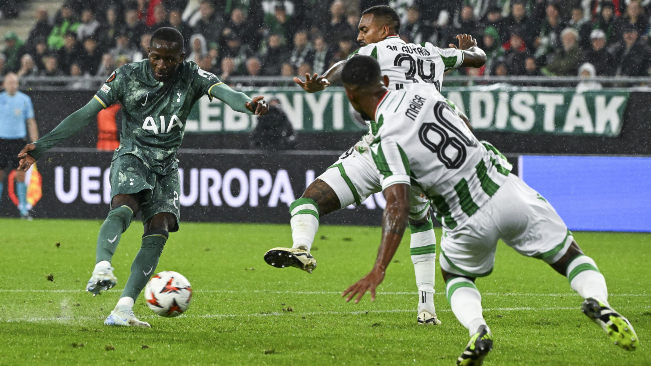 Raul Gustavo (k) és Habib Maiga (j), a Ferencváros, valamint Pape Sarr, a Tottenham játékosa a labdarúgó Európa-liga alapszakaszának 2. fordulójában játszott Ferencvárosi TC - Tottenham Hotspur mérkőzésen a budapesti Groupama Arénában 2024. október 3-án.