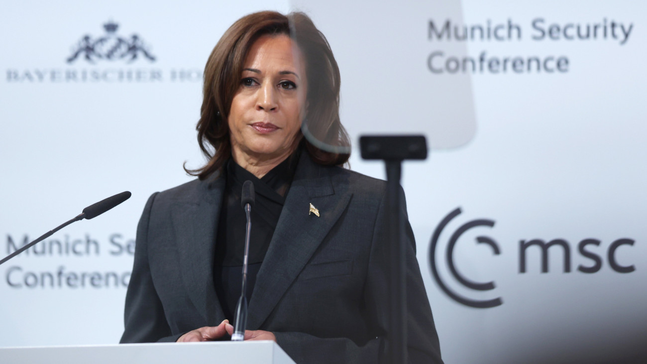 Kamala Harris amerikai alelnök felszólal a müncheni biztonságpolitikai konferencián 2023. február 18-án.