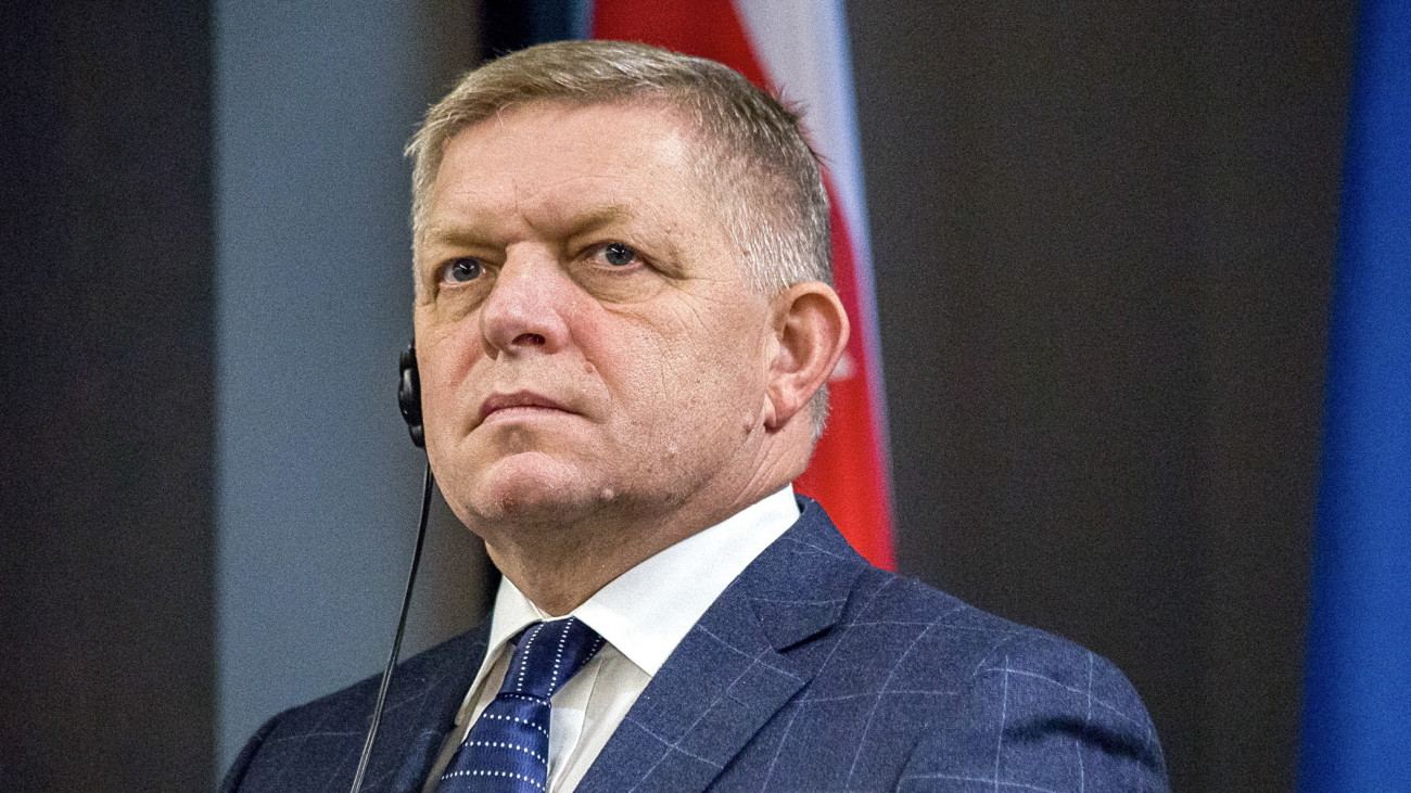 Robert Fico szlovák miniszterelnök az ukrán hivatali partnerével, Denisz Smihallal tartott sajtóértekezleten a két ország kormányának együttes ülését követően Ungvár közelében 2024. október 7-én.