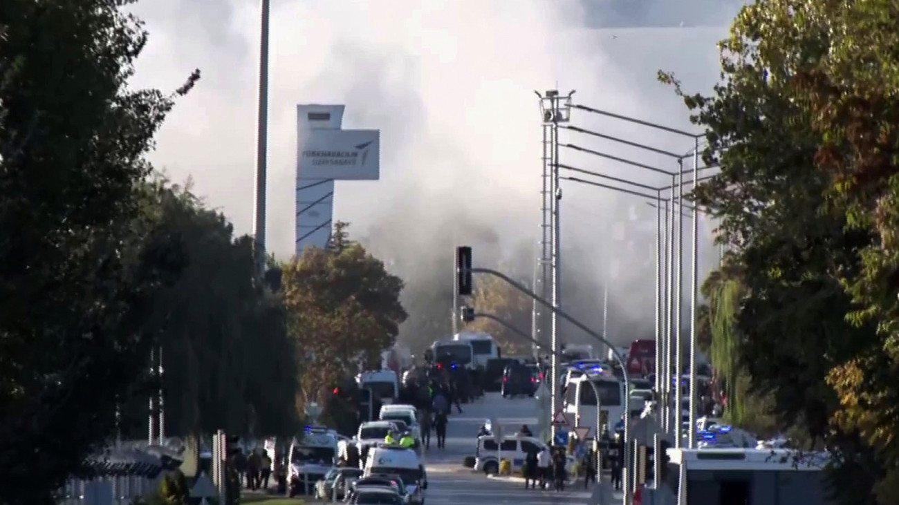 Mentőautók és rendőrök érkeznek a TUSAS török repülőgépgyártó vállalat székhelyénél elkövetett terrortámadás helyszínére Ankara külvárosában 2024. október 23-án. A támadás során működésbe hoztak egy robbanószerkezetet, majd tüzet nyitottak az épületnél. A merényletben legkevesebb három ember meghalt és tizennégy megsebesült.