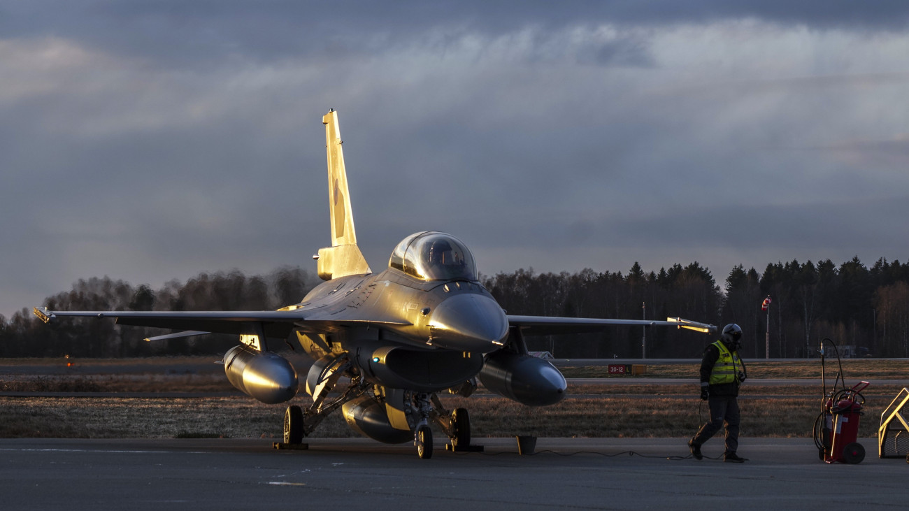 A norvég légierő szolgálatból kivont F-16 típusú vadászbombázó repülőgépeinek egyike az Oslótól délre fekvő Rygge légitámaszpontján 2023. november 28-án, amikor Norvégia hivatalosan átadja a Bukarest által megvásárolt F-16-osai közül az elsőt. Románia 2022-ben írt alá szerződést Norvégiával 32 használt F-16-os megvételéről.