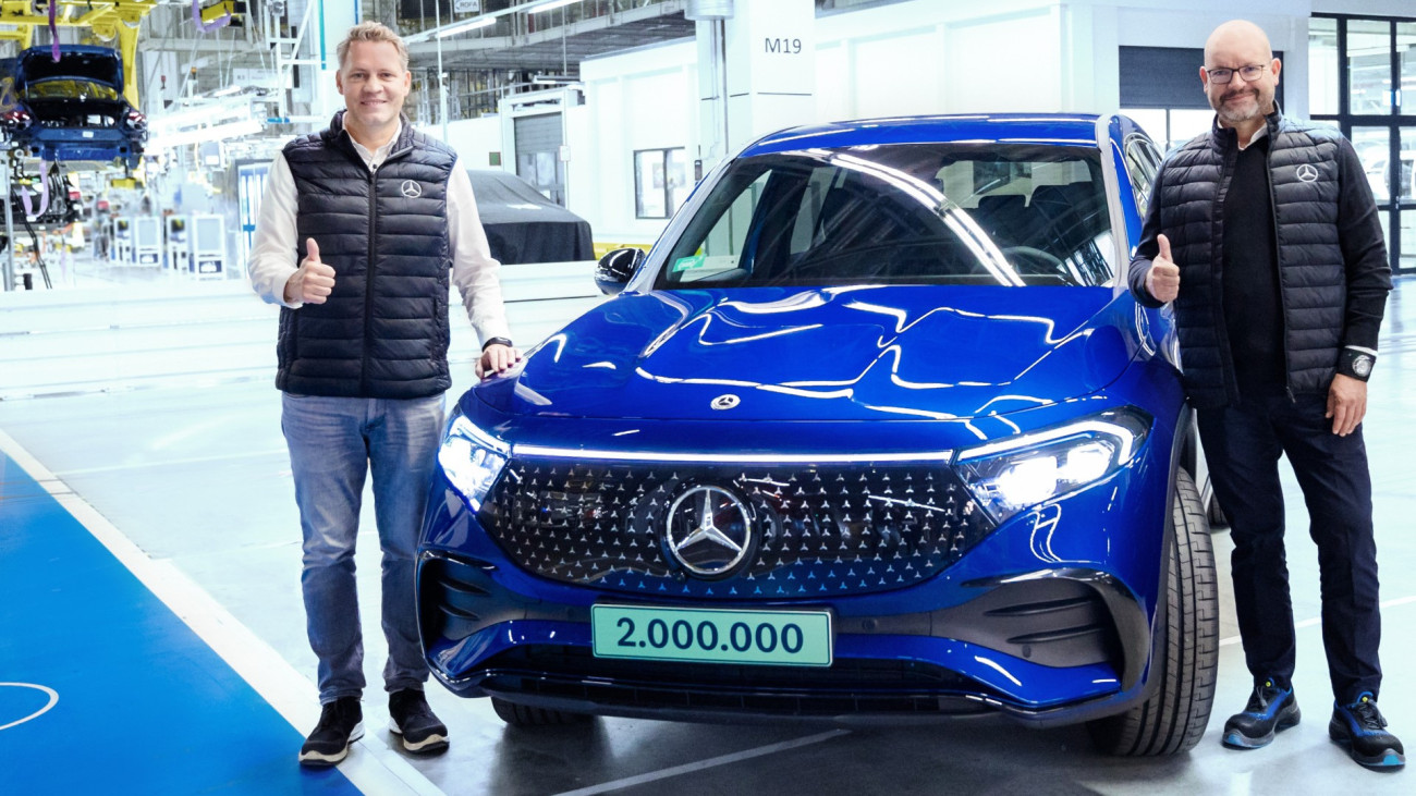 Jens Bühler (balra) és Jörg Burzer (jobbra) a kecskeméti Mercedes-Benz Gyár kétmilliomodik autójávalMercedes-Benz Manufacturing Hungary Kft.