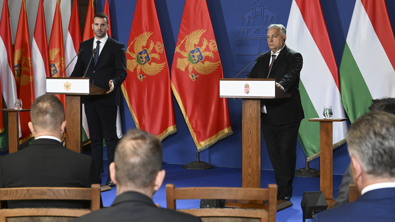 Orbán Viktor miniszterelnök (j) és Milojko Spajic montenegrói kormányfő (b) sajtónyilatkozatot tesz a tárgyalásukat követően a Karmelita kolostorban 2024. október 24-én.