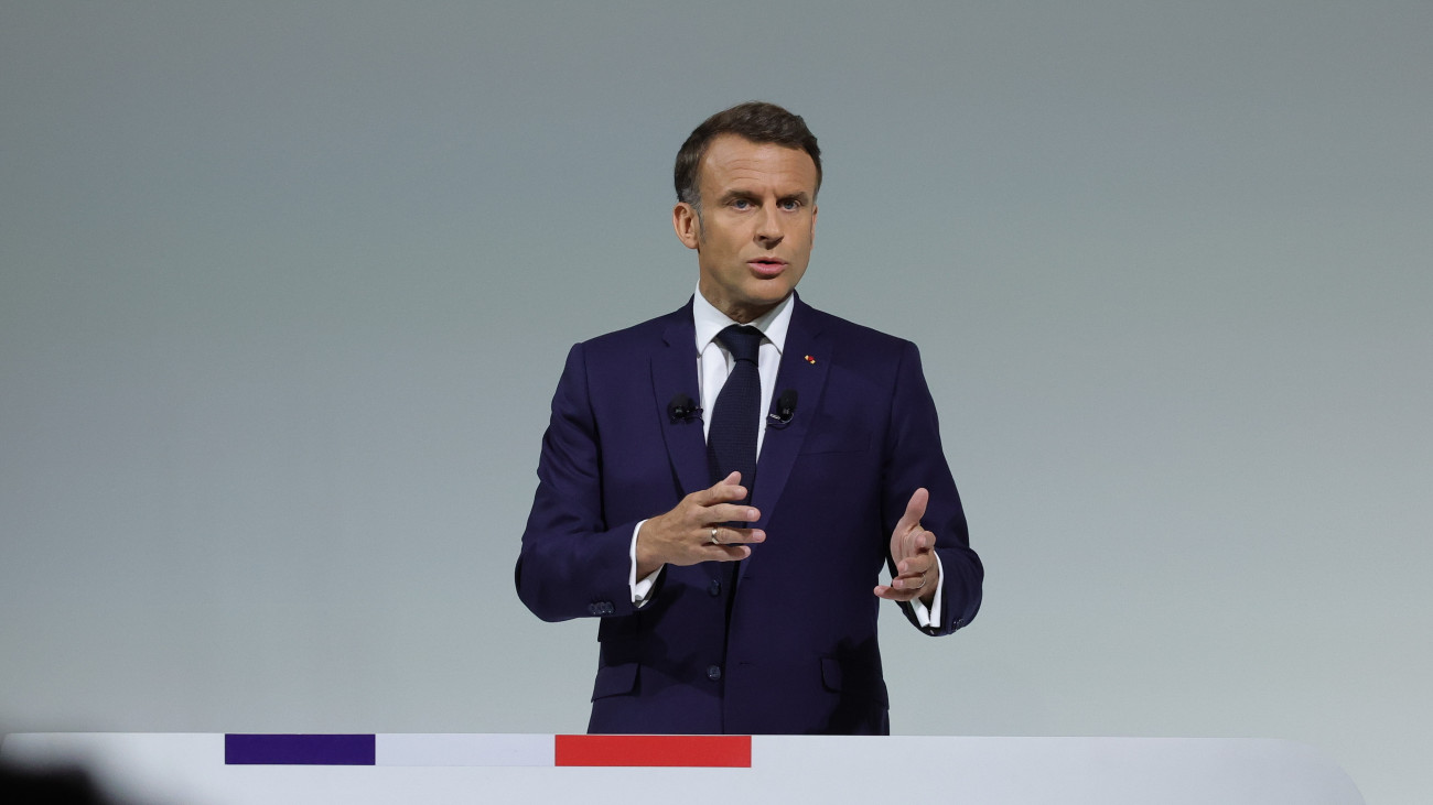 Emmanuel Macron francia elnök sajtóértekezletet tart Párizsban 2024. június 12-én. Macron pártja a június 9-én tartott európai parlamenti választásokon alulmaradt a francia jobboldali Nemzeti Tömörülés (RN) párttal szemben, emiatt az államfő feloszlatta a nemzetgyűlést és június 30-ára új parlamenti választásokat írt ki.