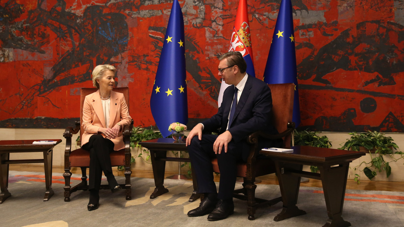 Aleksandar Vucic szerb elnök (j) fogadja Ursula von der Leyent, az Európai Bizottság elnökét Belgrádban 2024. október 25-én. Ursula von der Leyen nyugat-balkáni körútja során látogatott Szerbiába.