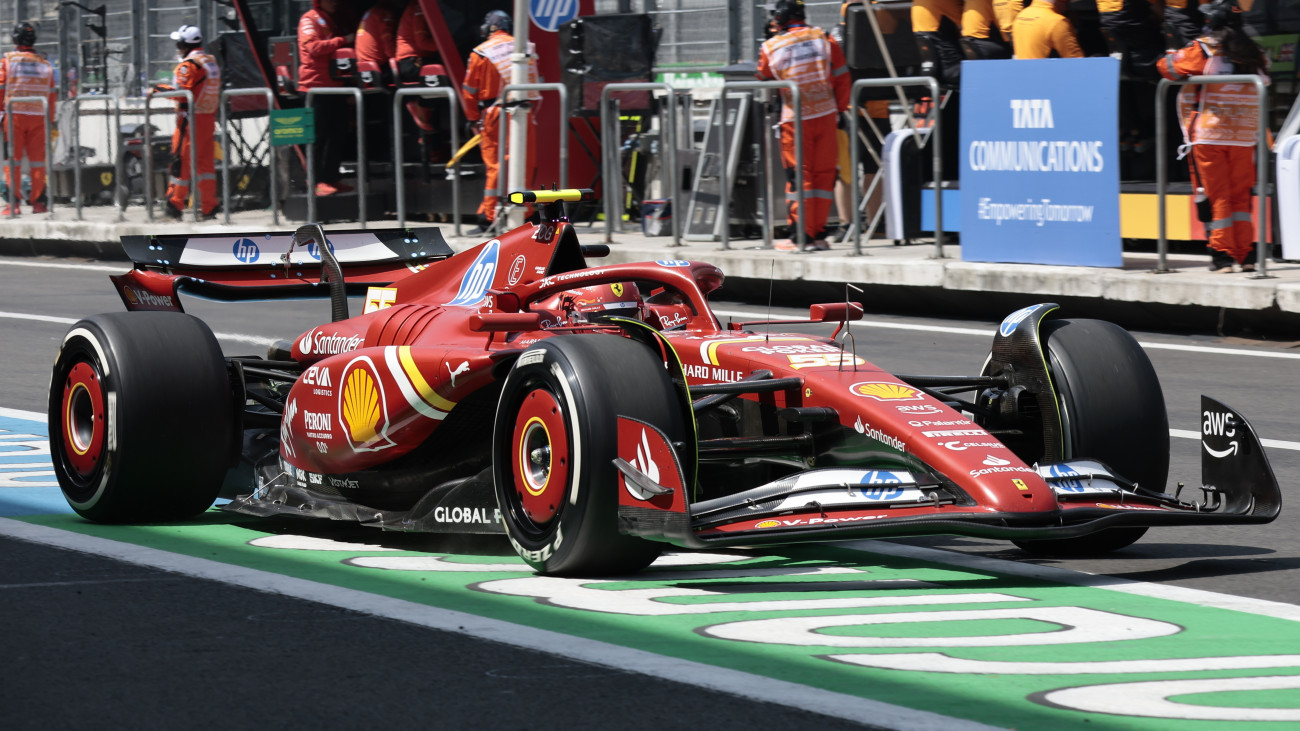 Carlos Sainz, a Ferrari spanyol versenyzője a Forma-1-es autós gyorsasági világbajnokság Mexikói Nagydíjának első szabadedzésén a mexikóvárosi Hermanos Rodríguez versenypályán 2024. október 25-én. A futamot október 27-én rendezik.