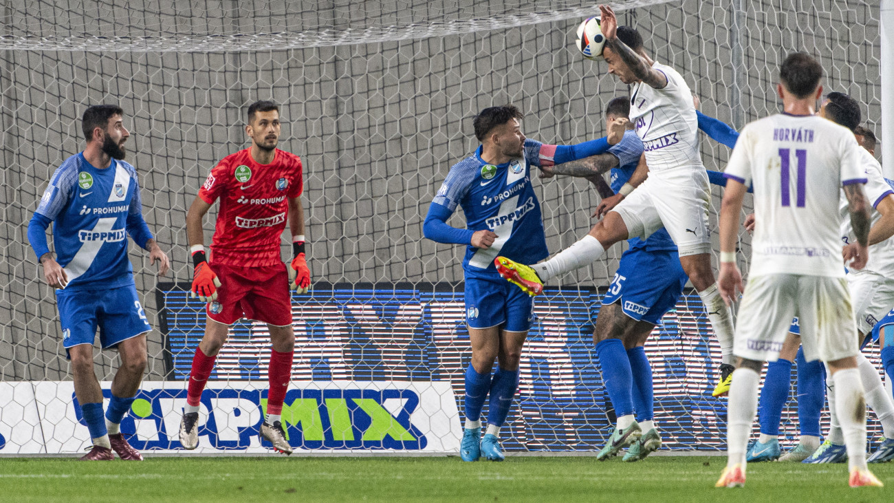 Joao Aniceto Grandela Nunes, az Újpest játékosa fejel a labdarúgó OTP Bank Liga 11. fordulójában játszott MTK Budapest - Újpest FC mérkőzésen az Új Hidegkuti Nándor Stadionban 2024. október 26-án.