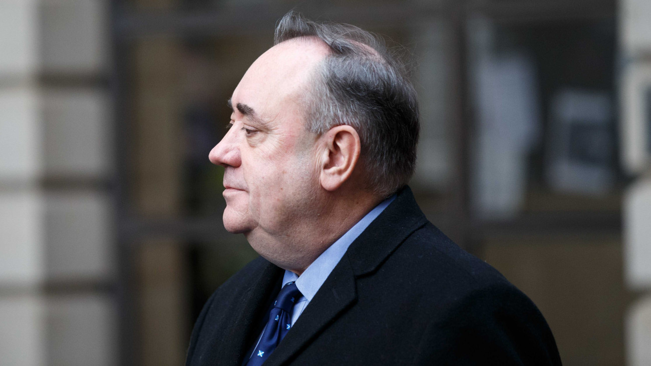 Alex Salmond volt skót miniszterelnök távozik a skóciai Edinburgh bíróságáról 2019. január 24-én. A Skóciában kormányzó, függetlenségre törekvő Skót Nemzeti Párt (SNP) 64 éves, egykori vezetője ellen 2018-ban ketten is feljelentést tettek szexuális zaklatás vádjával. A feljelentők szerint Salmond 2013-ban, miniszterelnöksége idején zaklatta őket.