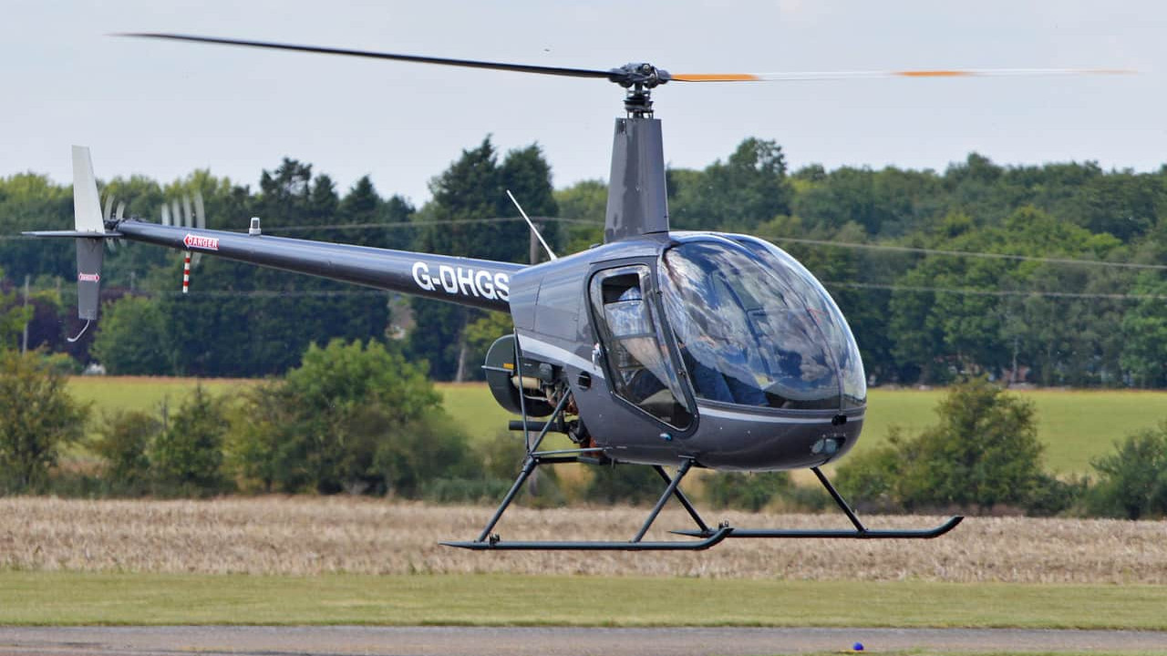 Robinson R22 könnyű helikopter.