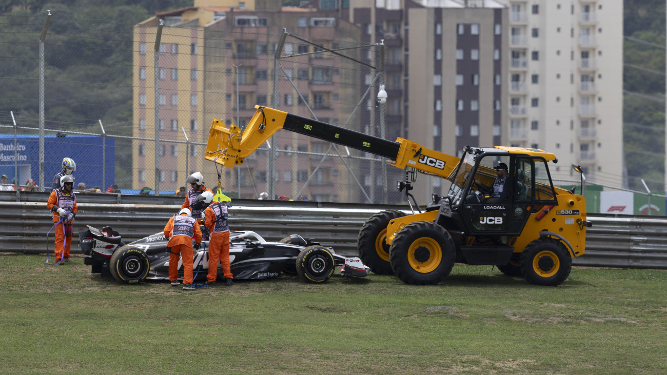 Nico Hülkenberg, a Haas német versenyzője kisodródott autóját szállítják el a pályaszélről a Forma-1-es autós gyorsasági világbajnokság Brazil Nagydíjának sprintfutamán a Sao Pauló-i Interlagos pályán 2024. november 2-án, a futam előtti napon.