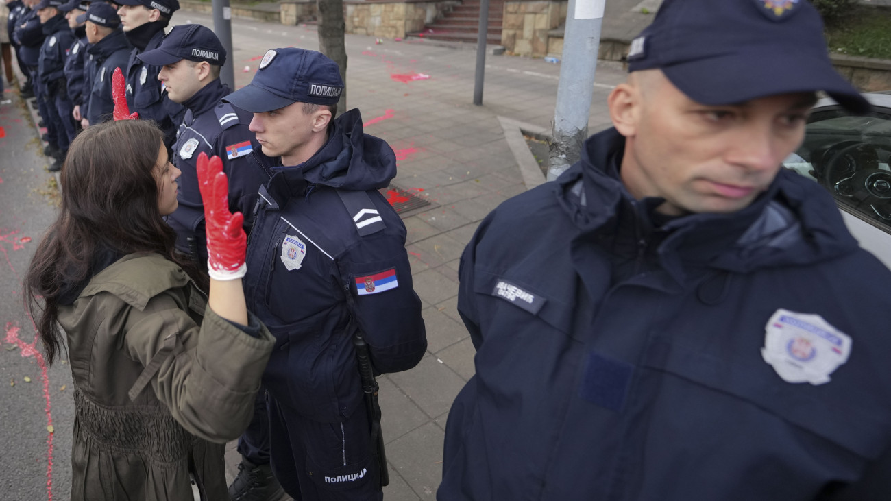 Pirosra festett tenyerét felemelő tüntető letartóztatásokat követel Belgrádban 2024. november 3-án. Két nappal korábban leszakadt az újvidéki vasútálloms épület felújításra váró részének bejárat feletti előtetője. Az omlás halálos áldozatainak száma tizennégyre emelkedett, harmincan megsérültek.