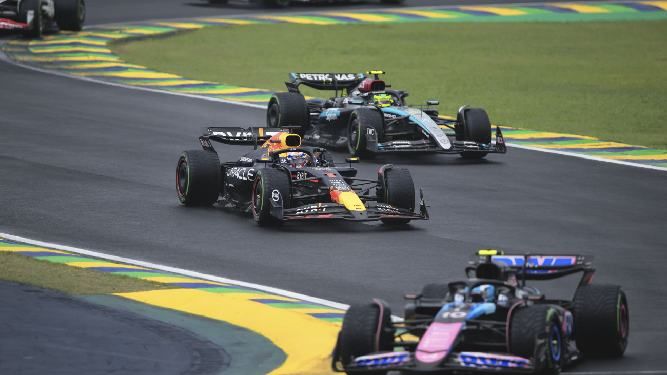 Max Verstappen, a Red Bull holland versenyzője (k) a Forma-1-es autós gyorsasági világbajnokság Brazil Nagydíján a Sao Pauló-i Interlagos pályán 2024. november 3-án. Mögötte honfitársa, Lando Norris, a McLaren versenyzője.