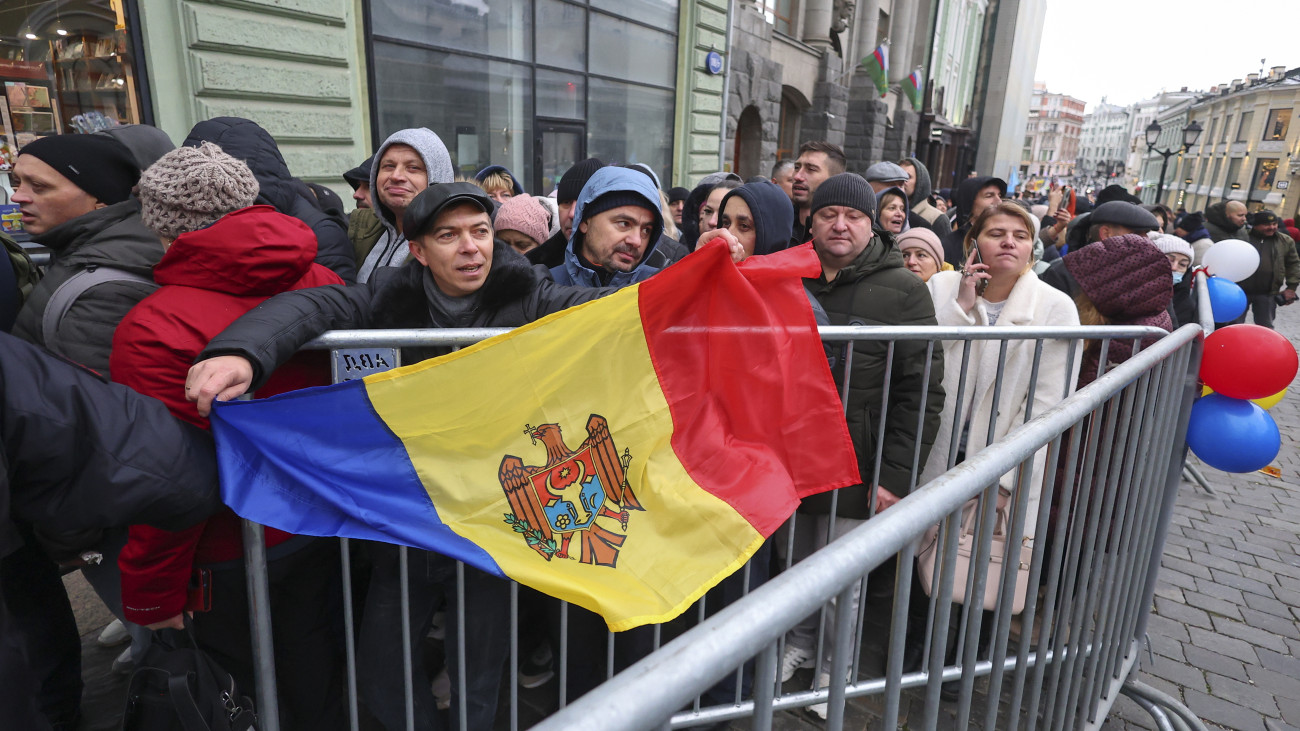 Oroszországban élő moldovai állampolgárok várják, hogy leadják szavazatukat a moldovai elnökválasztás második fordulójában a moldovai nagykövetség épületében kialakított szavazóhelyiségnél Moszkában 2024. november 3-án.