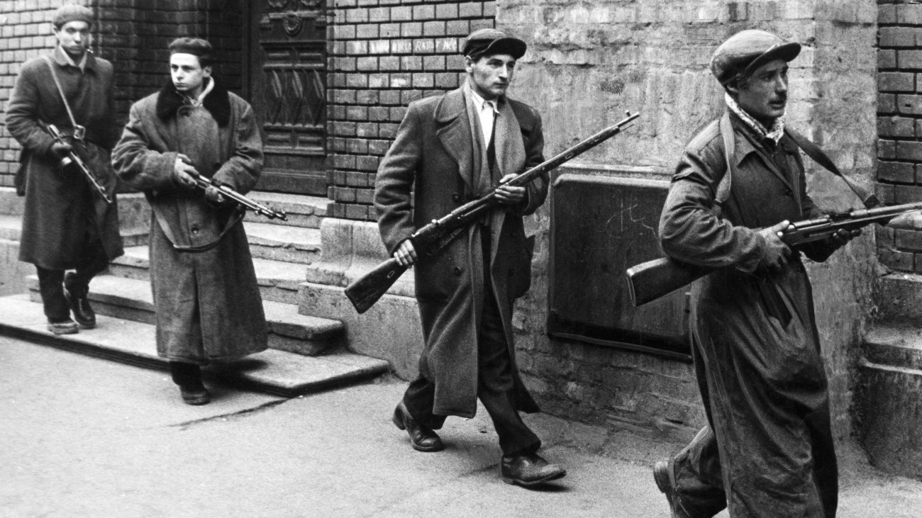 InsurgĂŠs hongrois armĂŠs de fusils dans la rue Ă  Budapest, en octobre 1956. (Photo by REPORTERS ASSOCIES/Gamma-Rapho via Getty Images)