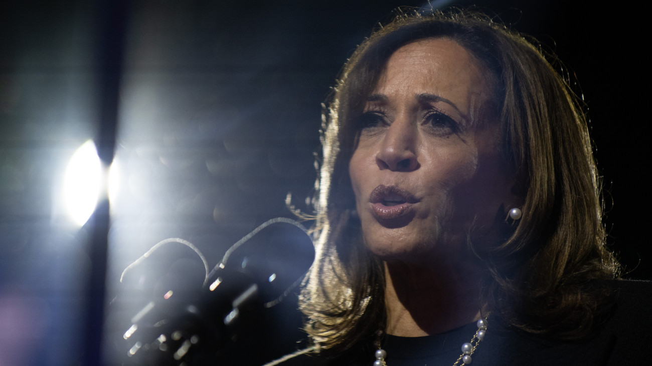 Kamala Harris amerikai alelnök, a Demokrata Párt jelöltje a Pennsylvania állambeli Philadelphiában tartott kampányzáró gyűlésén 2024. november 4-én, az amerikai elnökválasztás előtti napon.