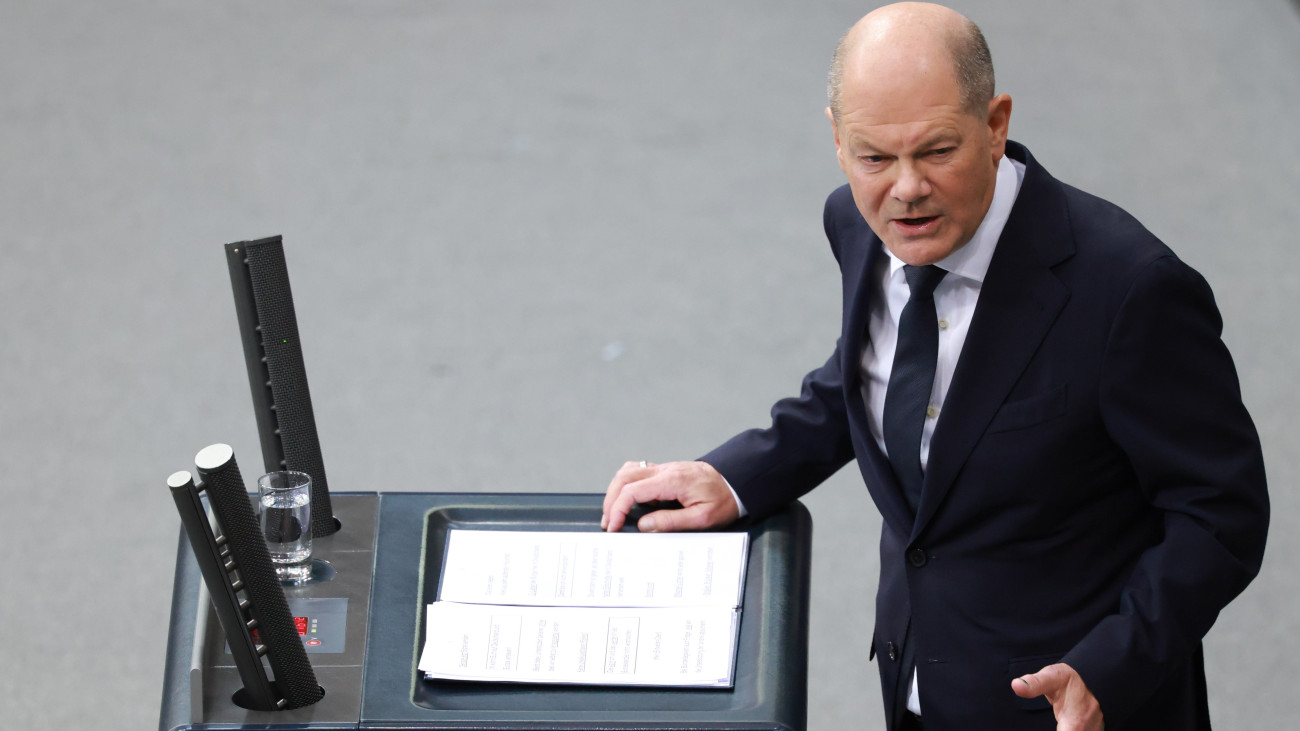 Olaf Scholz német kancellár felszólal a német parlamenti alsóház, a Bundestag üléstermében, Berlinben 2024. november 13-án.