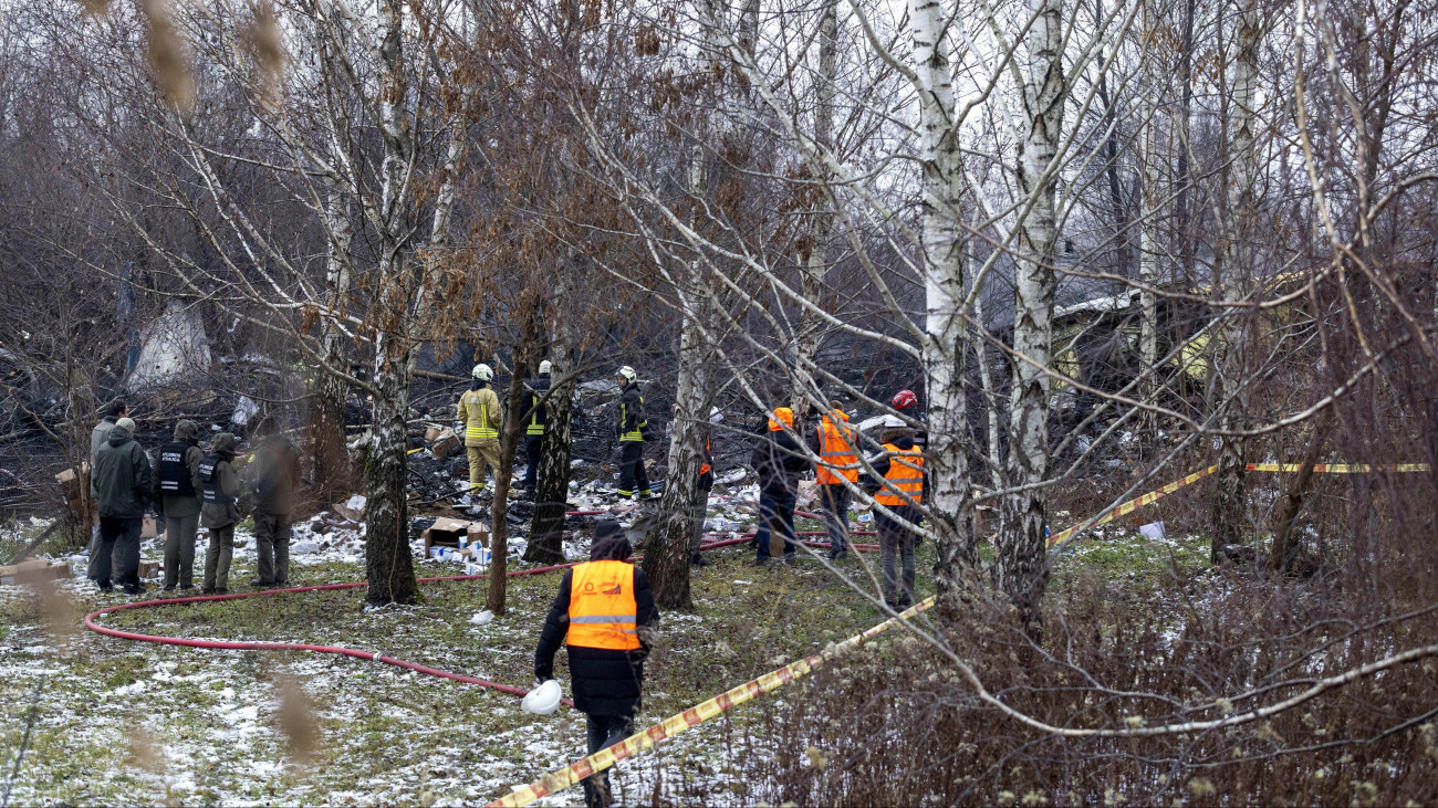 Mentőalakulatok tagjai dolgoznak a litván főváros, Vilnius repülőterének közelében 2024. november 25-én, miután lezuhant a DHL német postai és logisztikai cég egyik teherszállító repülőgépe. A legénység egy tagja életét vesztette, hárman megsérültek.