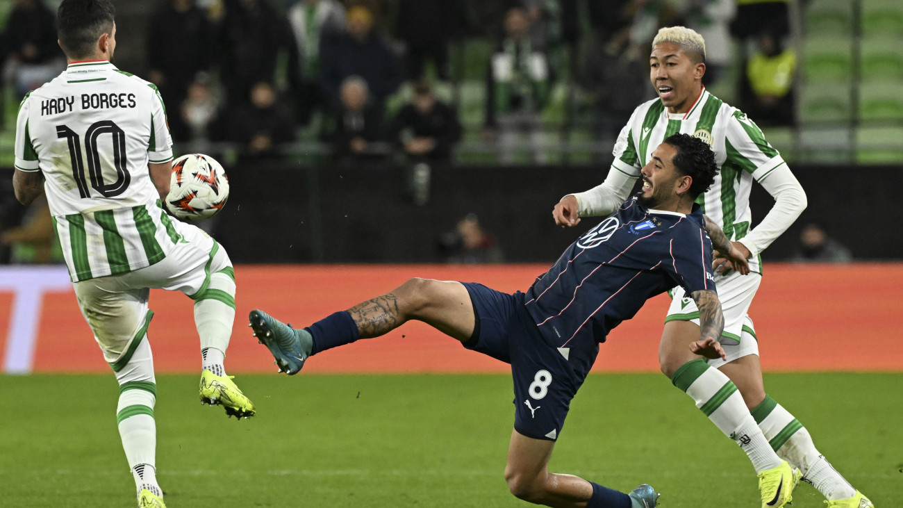 Kady (b) és Matheus Saldanha (j), a Ferencváros, valamint Sergio Pena, a Malmö játékosa (k) a férfi labdarúgó Európa-liga alapszakaszának 5. fordulójában játszott Ferencvárosi TC - Malmö FF mérkőzésen a Groupama Arénában 2024. november 28-án.