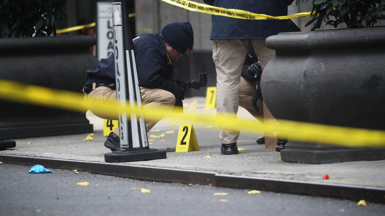 NEW YORK, NEW YORK - DECEMBER 04: Police place bullet casing markers outside of a Hilton Hotel in Midtown Manhattan where United Healthcare CEO Brian Thompson was fatally shot on December 04, 2024 in New York City. Brian Thompson was shot and killed before 7:00 AM this morning outside the Hilton Hotel, just before he was set to attend the companys annual investors meeting. (Photo by Spencer Platt/Getty Images)