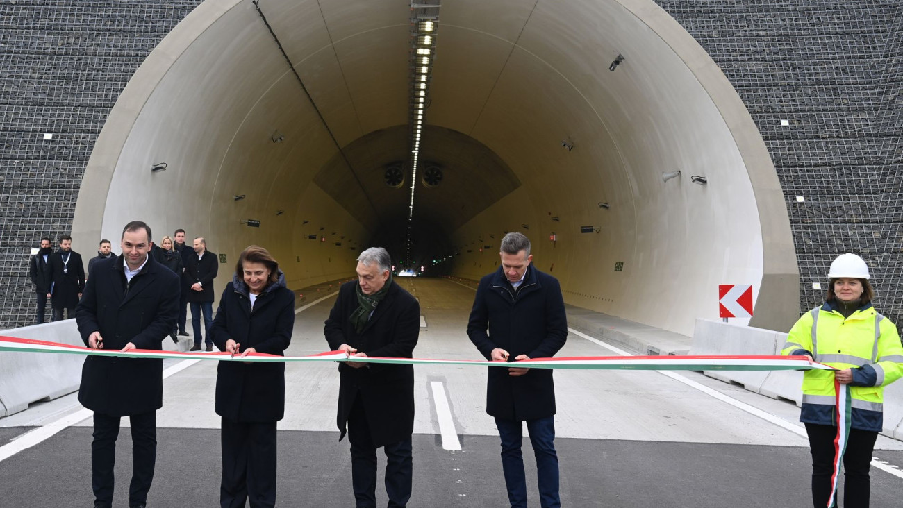 Orbán Viktor miniszterelnök (b3), Barcza Attila (b) és Molnár Ágnes (b2), fideszes országgyűlési képviselők, valamint Farkas Ciprián, Sopron polgármestere (j) átvágják a nemzeti színű szalagot az M85-ös autóút és a  Bécsi-dombi alagútpár ünnepélyes átadásán 2024. december 14-én.