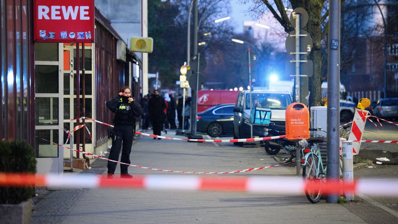 31 December 2024, Berlin: Police officers stand at a cordoned-off area in front of a supermarket in Berlin-Charlottenburg. Several people have been injured in an attack there. According to initial findings, a man is said to have attacked the people on the street. The police suspect that the attack was carried out with a knife. Photo: Bernd von Jutrczenka/dpa (Photo by Bernd von Jutrczenka/picture alliance via Getty Images)