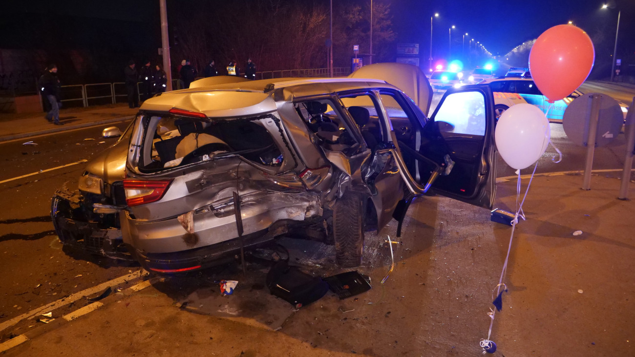 Muszáj volt lépniük a rendőröknek a hajnali horrorütközés után