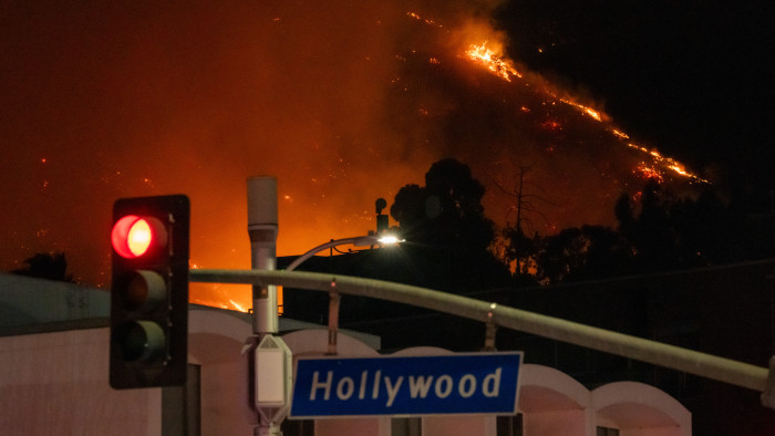 Nulla az esély a lángok megfékezésére - videós helyszíni beszámoló a Los Angeles körül tomboló erdőtüzekről