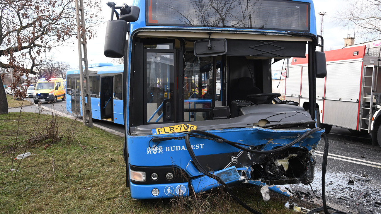 Súlyos baleset Budapesten, busz és autó ütközött