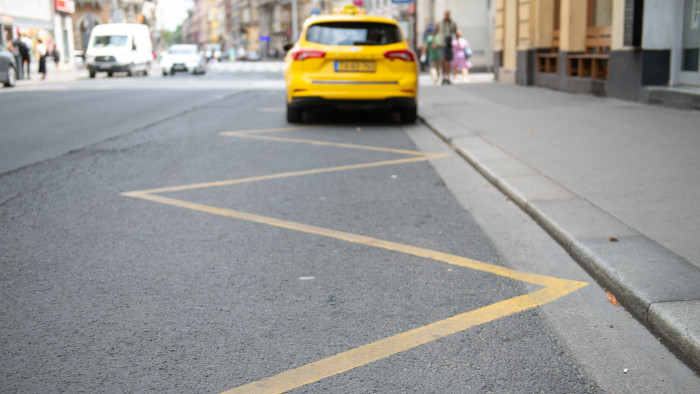 Száz taxiállomás újulhat meg Budapesten