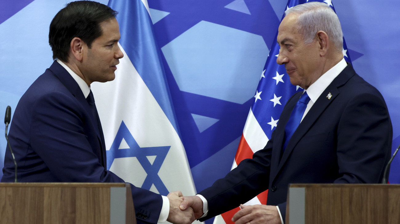 Marco Rubio amerikai külügyminiszter (b) és Benjamin Netanjahu izraeli miniszterelnök a jeruzsálemi kormányfői hivatalban folytatott megbeszélése utáni sajtóértekezleten 2025. február 16-án.