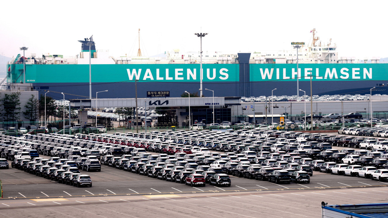 Exportálásra váró járművek Pjongtek kikötőjében 2025. április 9-én. A kormány mai napon kiadott közleménye szerint Dél-Korea intézkedéseket jelentett be az amerikai vámemelések által kiemeleten sújtott autóipar támogatására a belföldi kereslet fellendítésével és új piacok megnyitásával. Az Egyesült Államok április 10-től 25 százalékkal megemelt vámot alkalmaz az importált személygépkocsikra és könnyű teherautókra.