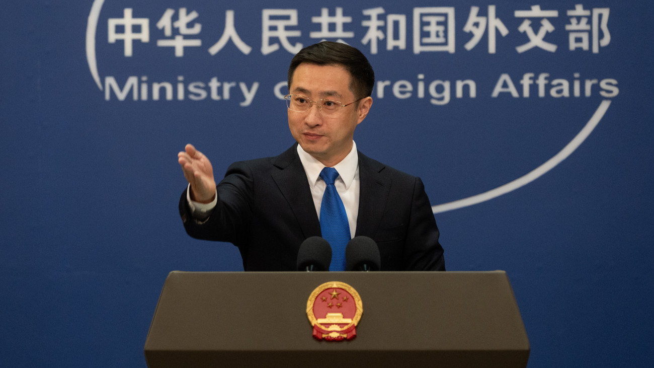 Lin Csien, a kínai külügyminisztérium szóvivője sajtótájékoztatót tart Pekingben 2025. február 24-én.