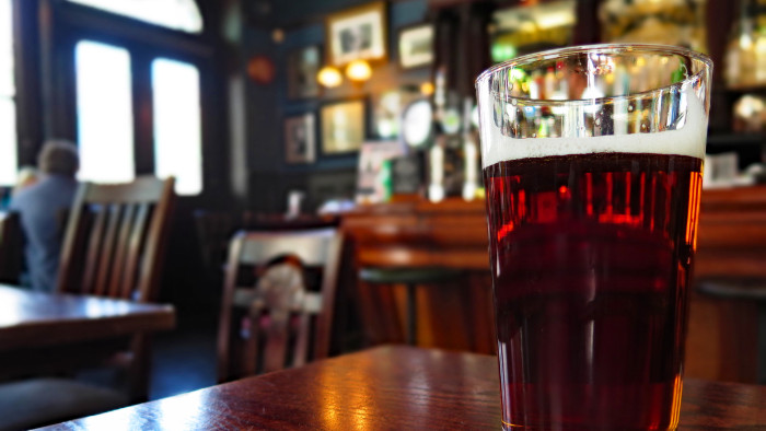 A pubok hosszabb nyitvatartással ünneplik a győzelmet Angliában