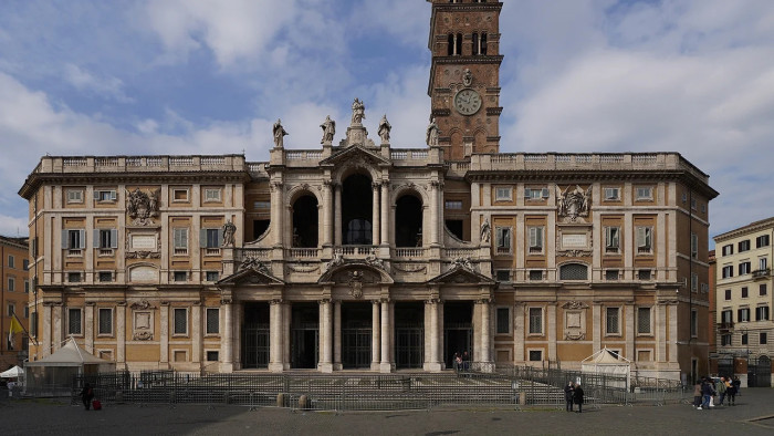 Nincstelenek várják majd Ferenc pápa koporsóját