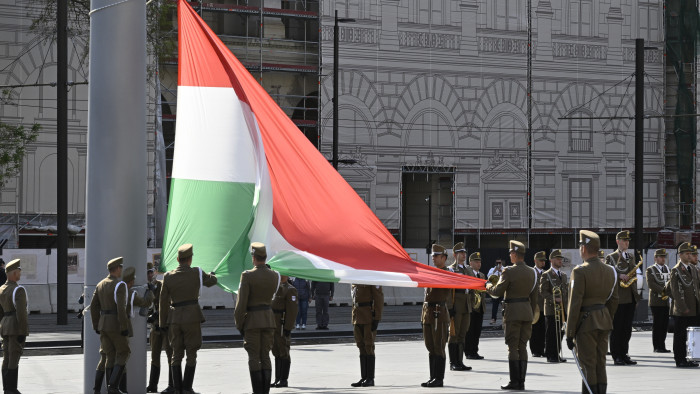 Félárbócra engedték a nemzeti lobogót