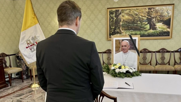 Azbej Tristan aláírta a budapesti Apostoli Nunciatúra részvétnyilvánító könyvét