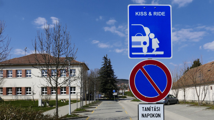Újabb magyar településeken bukkantak fel a különleges közlekedési táblák