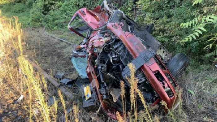 Rendőri hajsza az ámokfutó autótolvaj után: majdnem tragédia történt a sínekre borulva