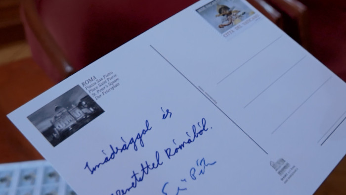 Speciális, napernyős ajándékot küld haza Rómából Erdő Péter