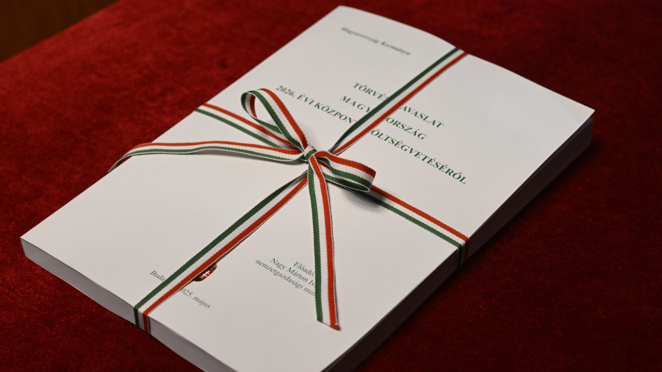 A kormány 2026. évi költségvetési törvényjavaslata, mielőtt Nagy Márton nemzetgazdasági miniszter átadta Kövér Lászlónak, az Országgyűlés elnökének az Országház Gobelin termében 2025. május 6-án.