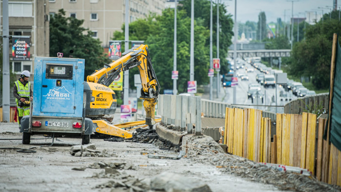 Lőttbeton biztosítja a Flórián téri felüljárót – képek