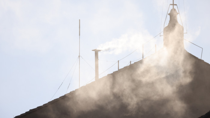 Felszállt a fehér füst, megválasztották az új pápát