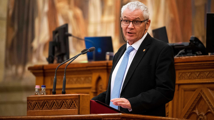 Már csak az Országgyűlésen áll Polt Péter és Hende Csaba jövője