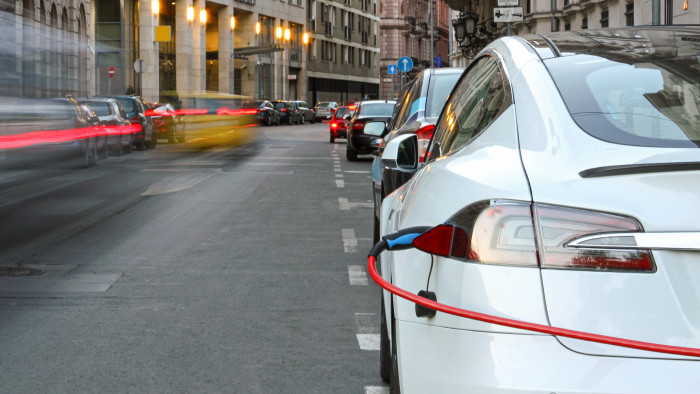 Közel a lélektani határ az elektromos autóknál