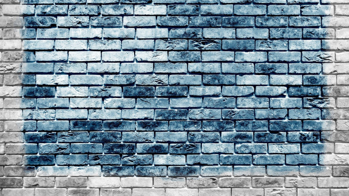 A Balatonnál befalazták a híres színésznőt