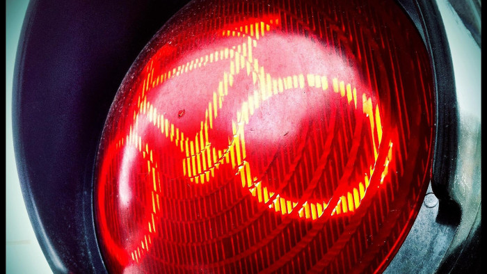 Szörnyű videó: majdnem a busz alá bukfencezett a szabálytalan bringás