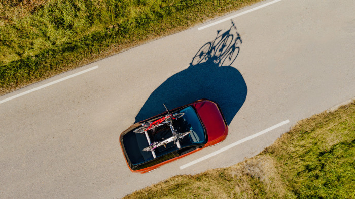 Veszélyre figyelmeztetnek: mintha vitorla lenne az autónkon