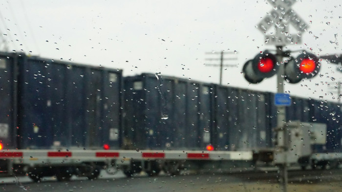 Mindent vitt a darus kocsi: lámpát, sorompót, táblát - videó